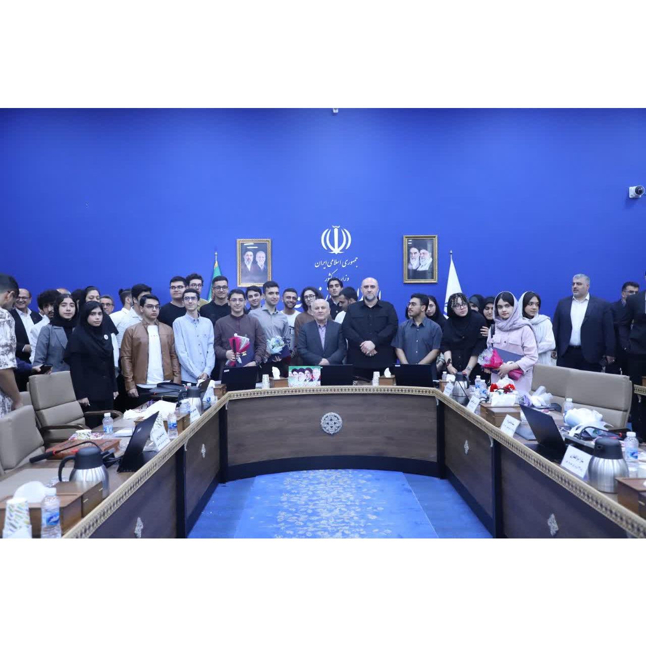 نشست صمیمانه و تجلیل استاندار مازندران از رتبه‌های برتر کنکور و خانواده‌هایشان/استاندار پای صحبت و دغدغه های نخبگان و خانواده‌هایشان نشست